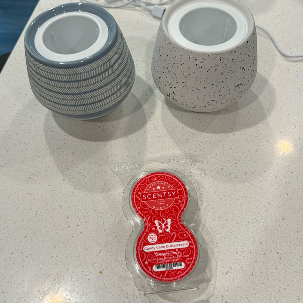 2 Scentcy fan diffusers and scentsy pods
